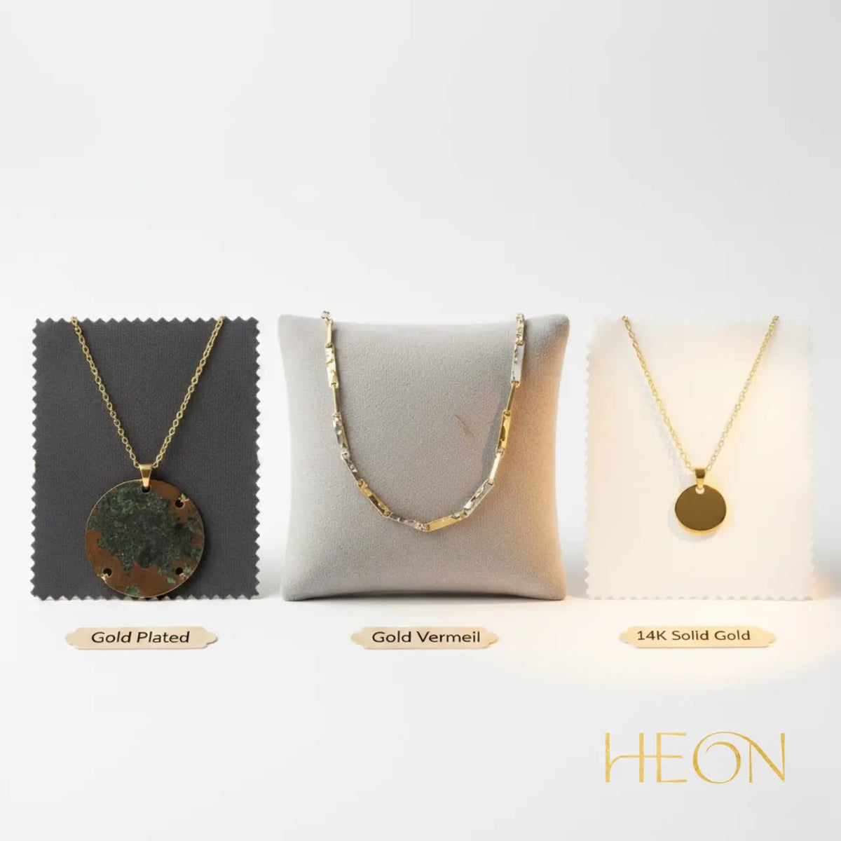 Comparación visual del deslustre en joyas chapadas en oro y vermeil junto a una cadena limpia de oro macizo de 14 quilates.