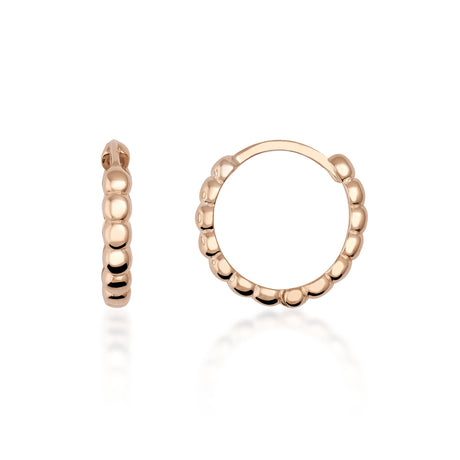Créoles huggie bulles perlées en or rose 14 carats, vue de côté et de face sur fond blanc