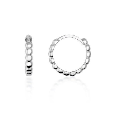 Créoles huggie bulles perlées en or blanc 14 carats, vue de côté et de face sur fond blanc