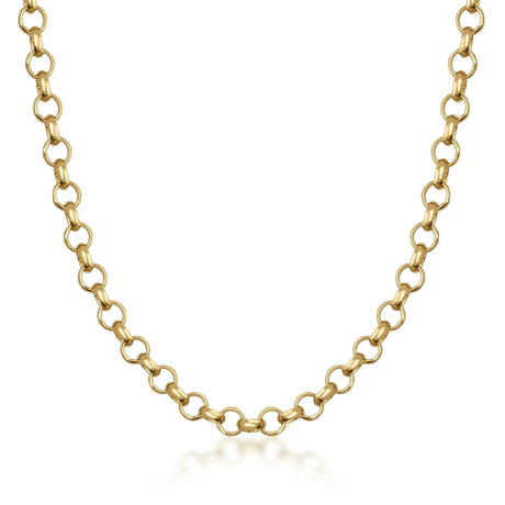 Collier chaîne belcher en or jaune 14 carats sur fond blanc