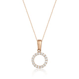 Collar con colgante círculo halo con circonitas en oro rosa de 14 quilates sobre fondo blanco