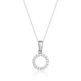 Collar con colgante círculo halo con circonitas en oro blanco de 14 quilates sobre fondo blanco