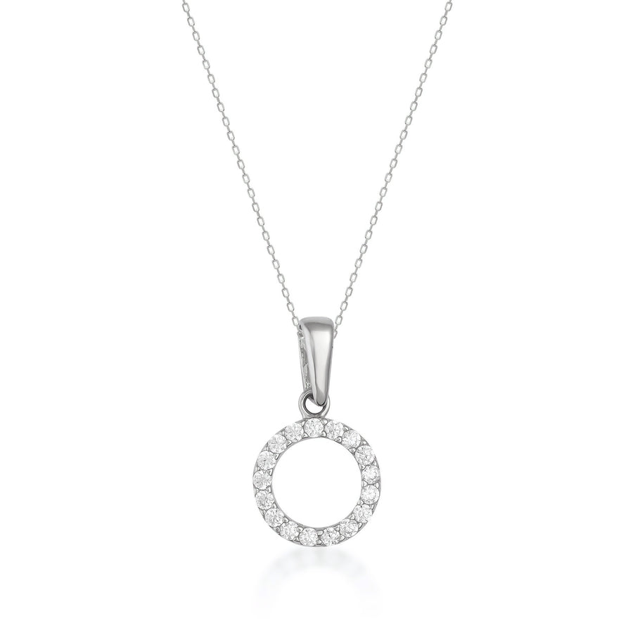 Collar con colgante círculo halo con circonitas en oro blanco de 14 quilates sobre fondo blanco