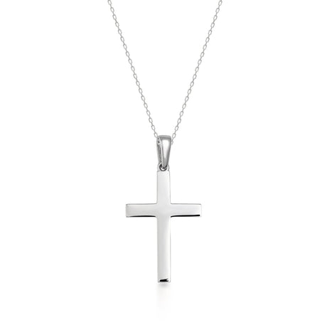Collier pendentif croix polie en or blanc 14 carats sur chaîne maille forçat, vue de face sur fond blanc