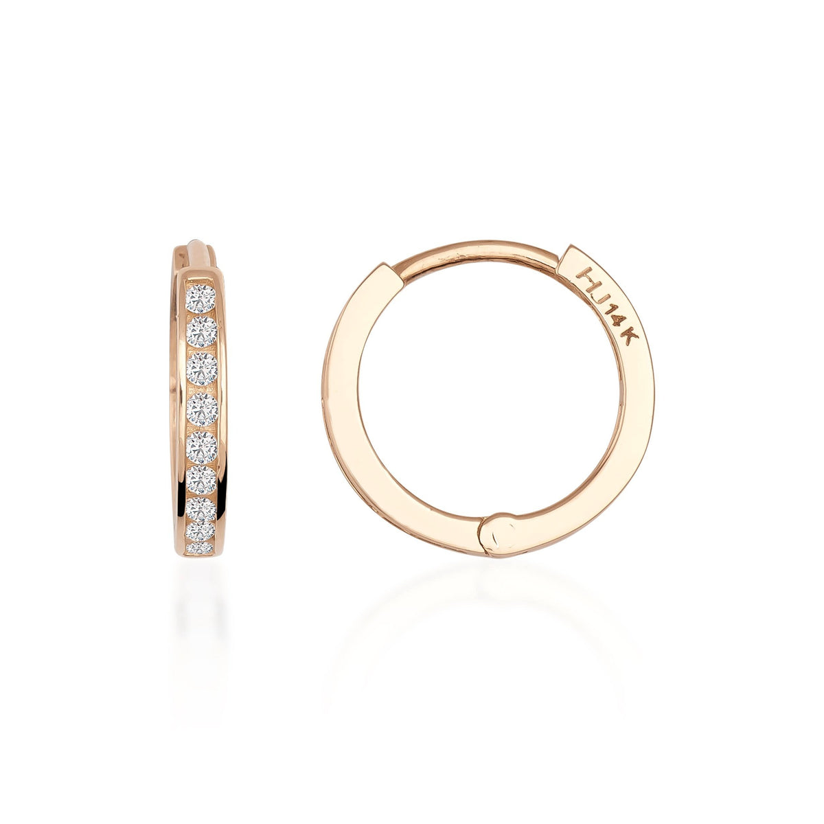 Pendientes huggie finos con circonitas en oro rosa de 14 quilates, vista lateral y frontal sobre fondo blanco