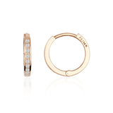 Pendientes huggie finos con circonitas en oro rosa de 14 quilates, vista lateral y frontal sobre fondo blanco