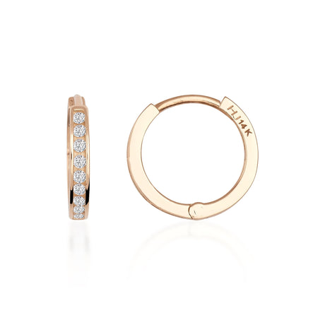 Créoles huggie fines serties d'oxydes de zirconium en or rose 14 carats, vue de côté et de face sur fond blanc