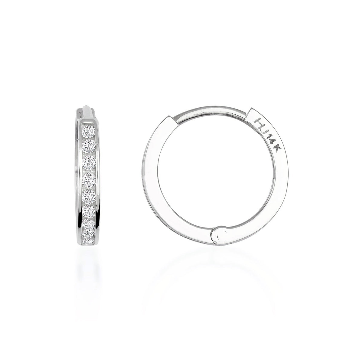 Pendientes huggie finos con circonitas en oro blanco de 14 quilates, vista lateral y frontal sobre fondo blanco