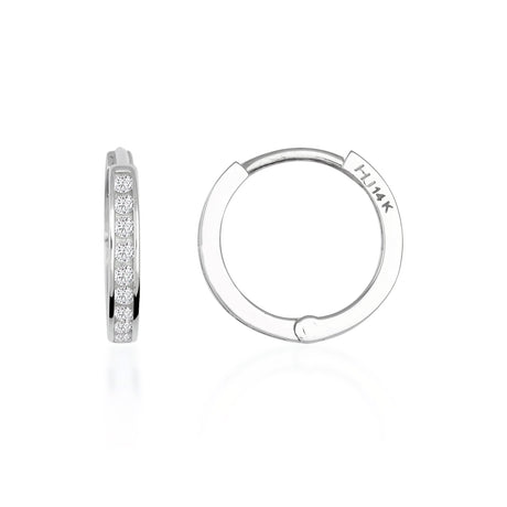 Créoles huggie fines serties d'oxydes de zirconium en or blanc 14 carats, vue de côté et de face sur fond blanc