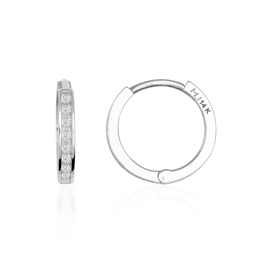 Pendientes huggie finos con circonitas en oro blanco de 14 quilates, vista lateral y frontal sobre fondo blanco