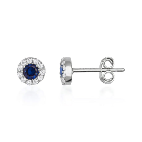 Puces d'oreilles halo à pierre en or blanc 14 carats avec saphir de synthèse, vue de face et de côté sur fond blanc