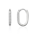 Pendientes de aro ovalados pequeños pavé de circonitas en oro blanco de 14 quilates, vista lateral y frontal sobre fondo blanco