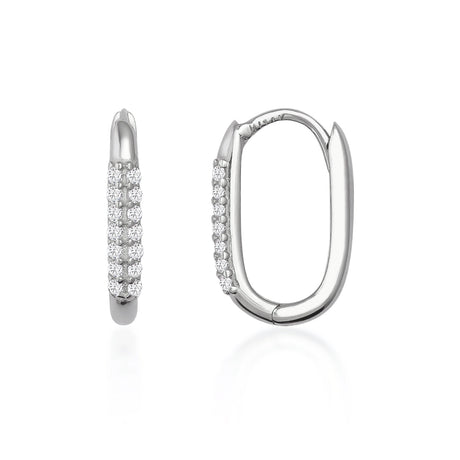 Petites créoles ovales pavées d'oxydes de zirconium en or blanc 14 carats, vue de côté et de face sur fond blanc