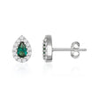 Puces d'oreilles halo poire en or blanc 14 carats avec émeraude de synthèse, vue de face et de côté sur fond blanc