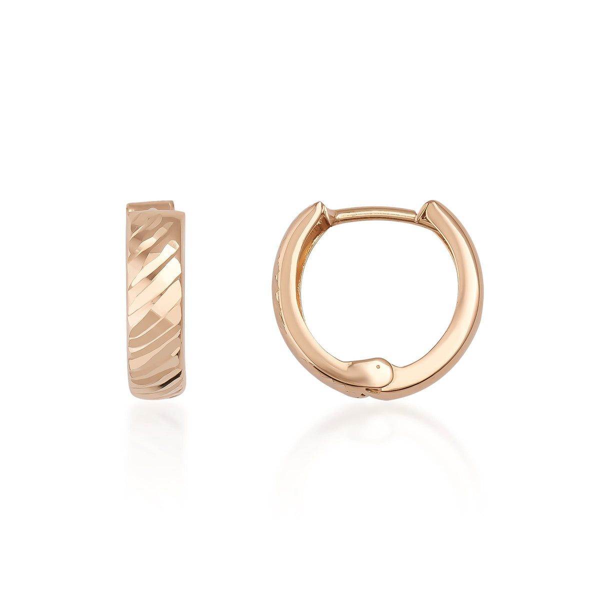 Pendientes huggie texturizados en oro rosa de 14 quilates, vista lateral y frontal sobre fondo blanco