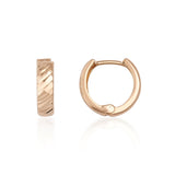Pendientes huggie texturizados en oro rosa de 14 quilates, vista lateral y frontal sobre fondo blanco
