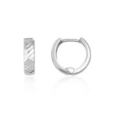 Pendientes huggie texturizados en oro blanco de 14 quilates, vista lateral y frontal sobre fondo blanco