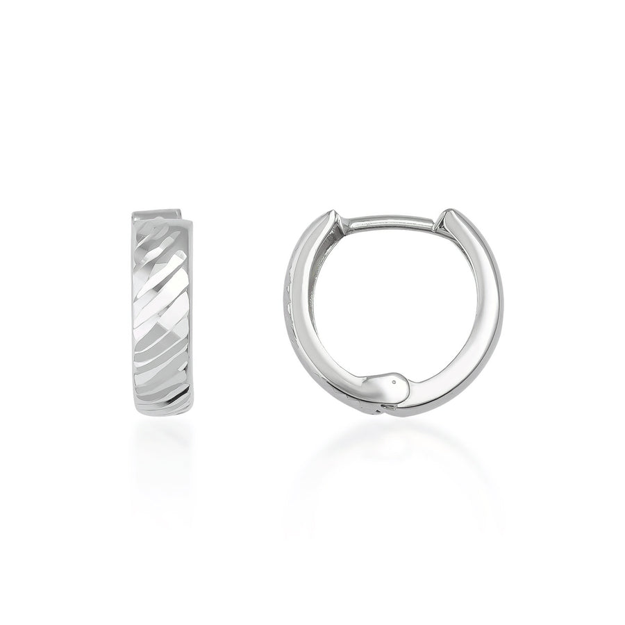Pendientes huggie texturizados en oro blanco de 14 quilates, vista lateral y frontal sobre fondo blanco