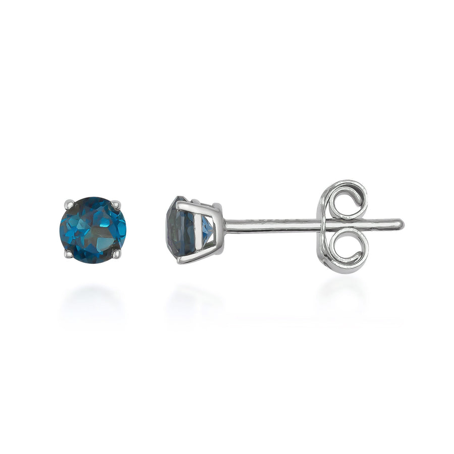 Orecchini a lobo con pietra da 4 mm in oro bianco 14kt con topazio London Blue, vista frontale e laterale su sfondo bianco