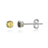 Orecchini a lobo con pietra da 4 mm in oro bianco 14kt con peridoto, vista frontale e laterale su sfondo bianco