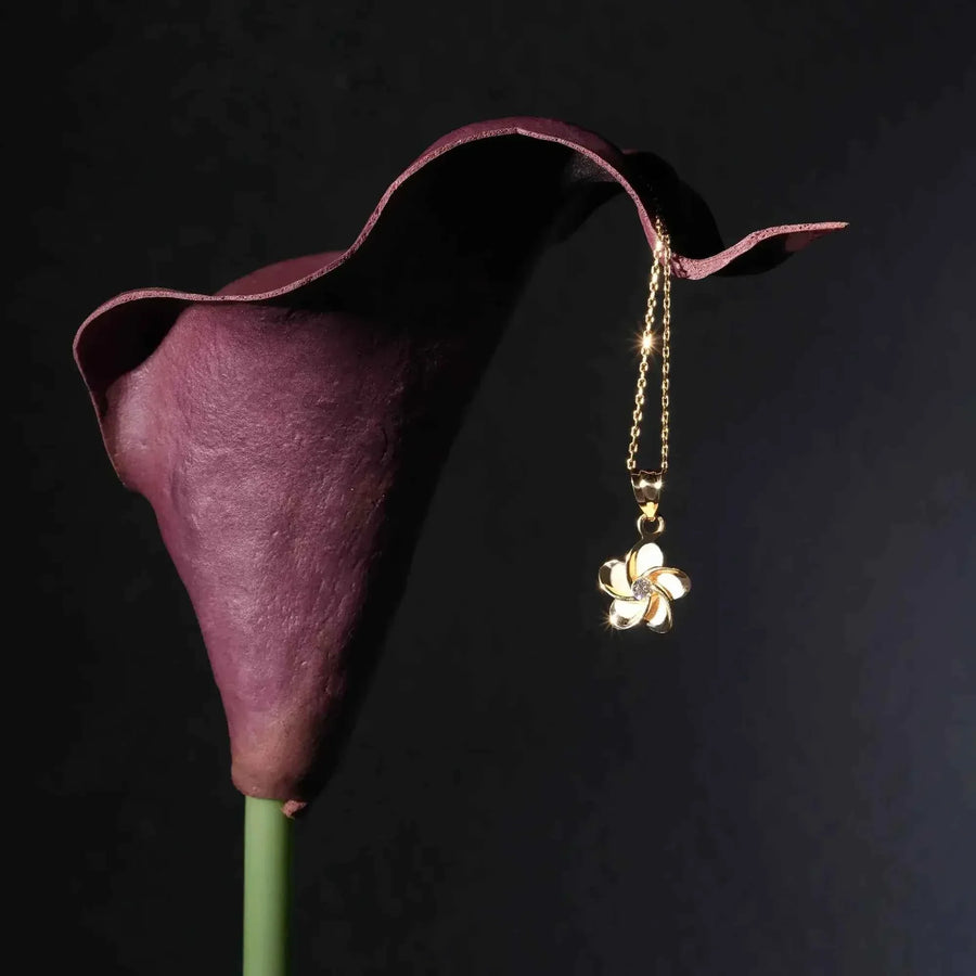 Collier pendentif fleur de frangipanier en or jaune 14 carats suspendu à un calla violet