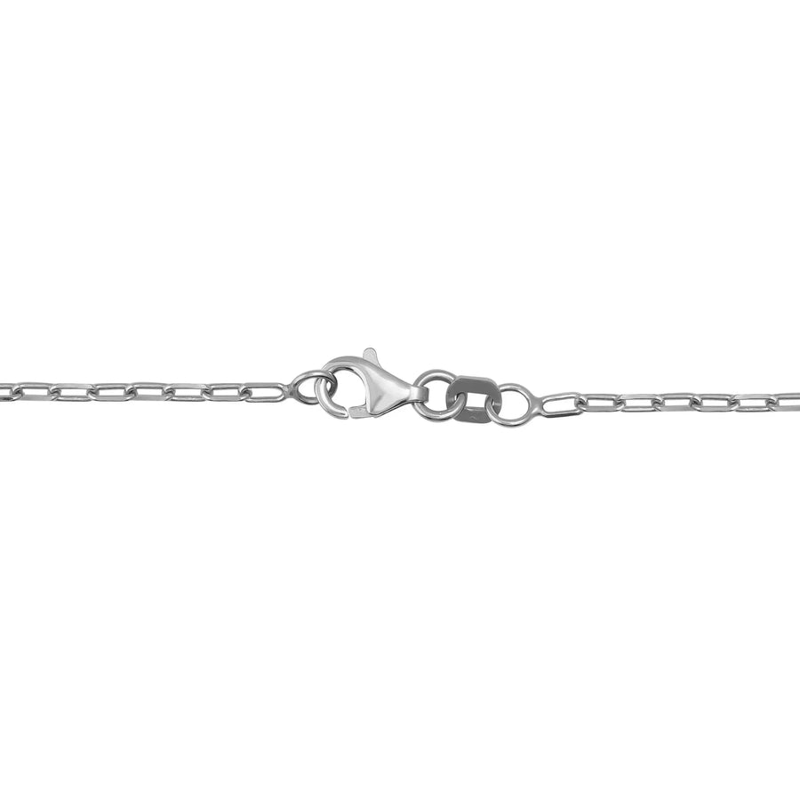 Gros plan du fermoir mousqueton d'une chaîne fine maille paperclip en or blanc 14 carats