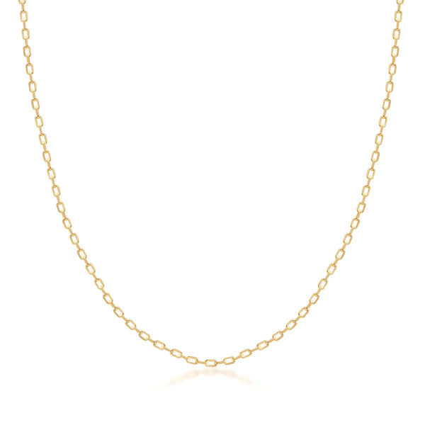 Chaîne maille forçat taille diamant en or jaune 14 carats sur fond blanc
