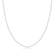 Cadena forzada diamantada en oro blanco de 14 quilates sobre fondo blanco