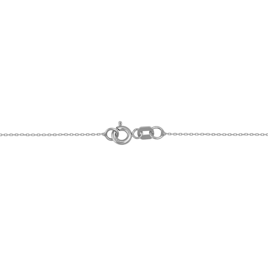 Gros plan du fermoir anneau ressort d'une chaîne fine maille forçat taille diamant en or blanc 14 carats