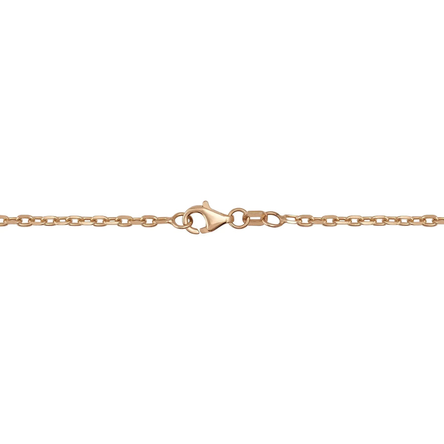 Gros plan du fermoir mousqueton d'une chaîne maille forçat taille diamant en or rose 14 carats