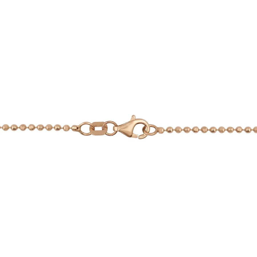 Gros plan du fermoir mousqueton d'une chaîne maille boule en or rose 14 carats
