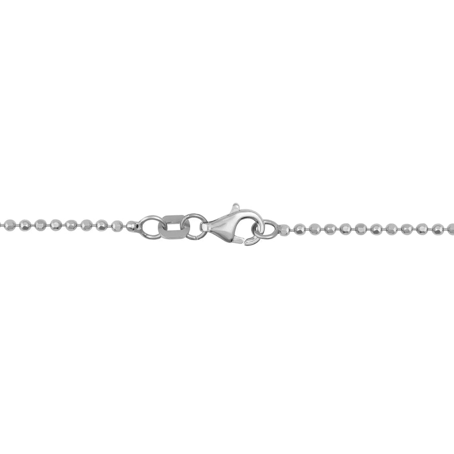 Gros plan du fermoir mousqueton d'une chaîne maille boule en or blanc 14 carats