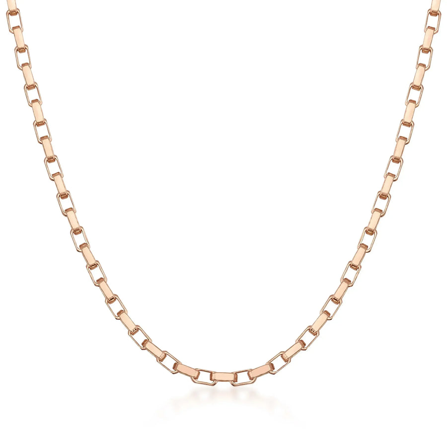 Flache Paperclip-Kette aus 585er Roségold auf weißem Hintergrund