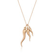 Collier pendentif corne italienne (cornicello) en or rose 14 carats en trois tailles sur fond blanc