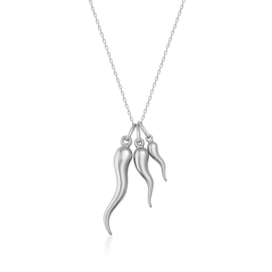 Collier pendentif corne italienne (cornicello) en or blanc 14 carats en trois tailles sur fond blanc