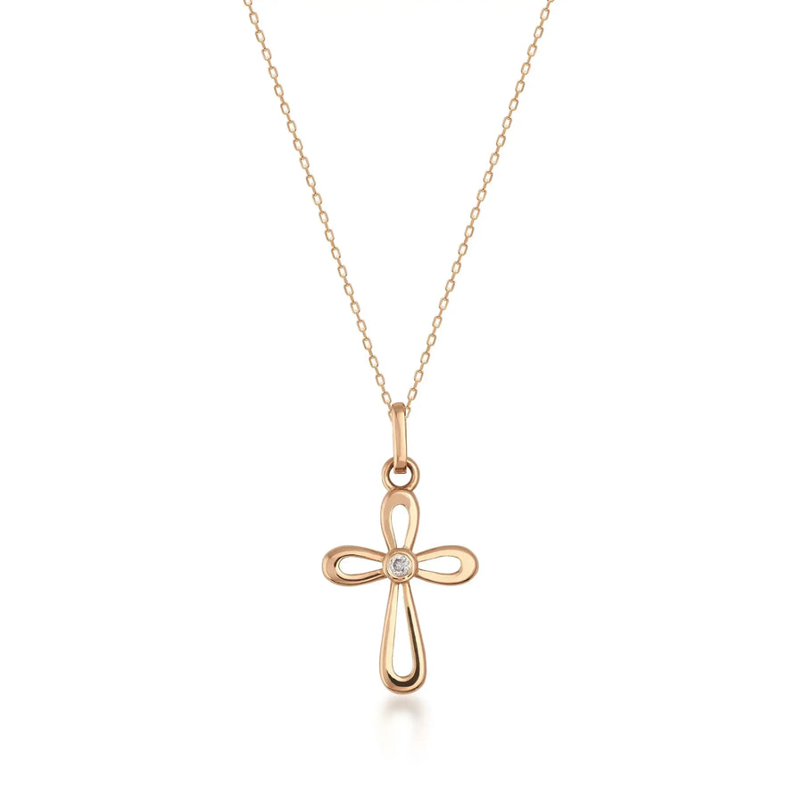 Collier pendentif croix ajourée en or rose 14 carats, centre en oxyde de zirconium, sur fond blanc