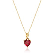 Collana con ciondolo cuore in oro giallo 14kt con rubino creato in laboratorio e passante ritorto su sfondo bianco
