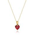 Collier pendentif cœur rubis de synthèse en or jaune 14 carats avec bélière torsadée sur fond blanc