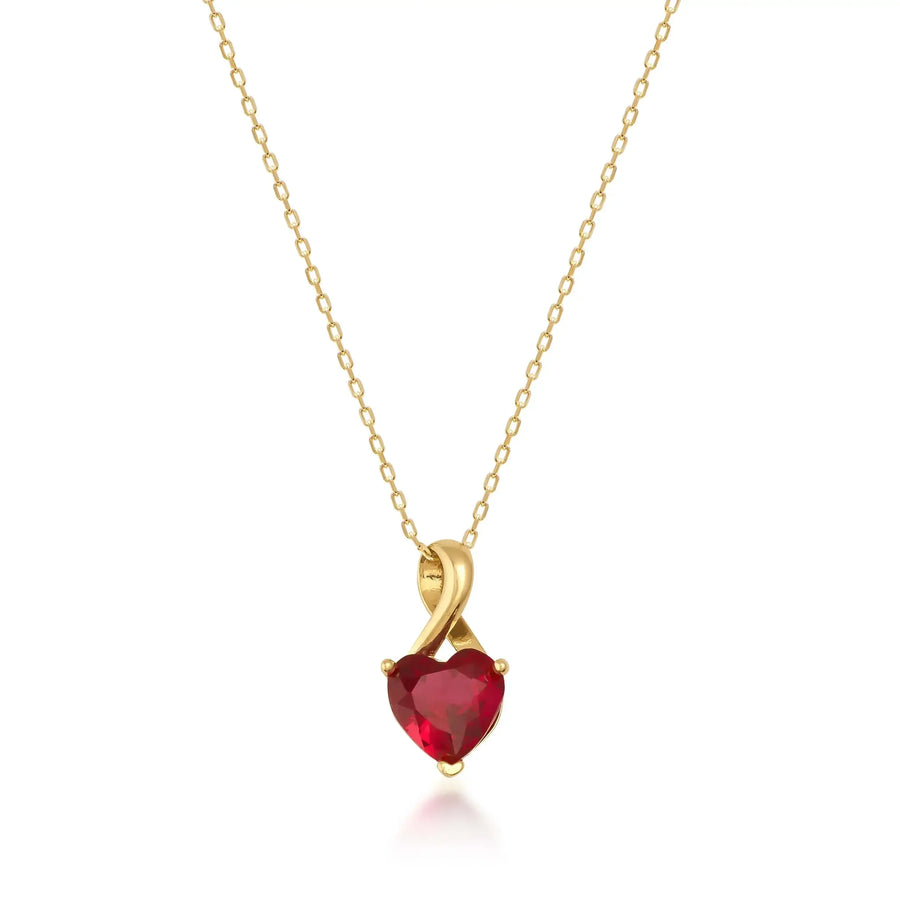 Collana con ciondolo cuore in oro giallo 14kt con rubino creato in laboratorio e passante ritorto su sfondo bianco