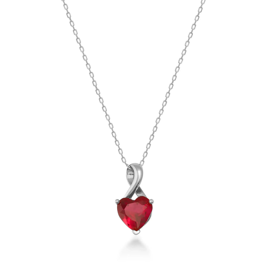 Collana con ciondolo cuore in oro bianco 14kt con rubino creato in laboratorio e passante ritorto su sfondo bianco
