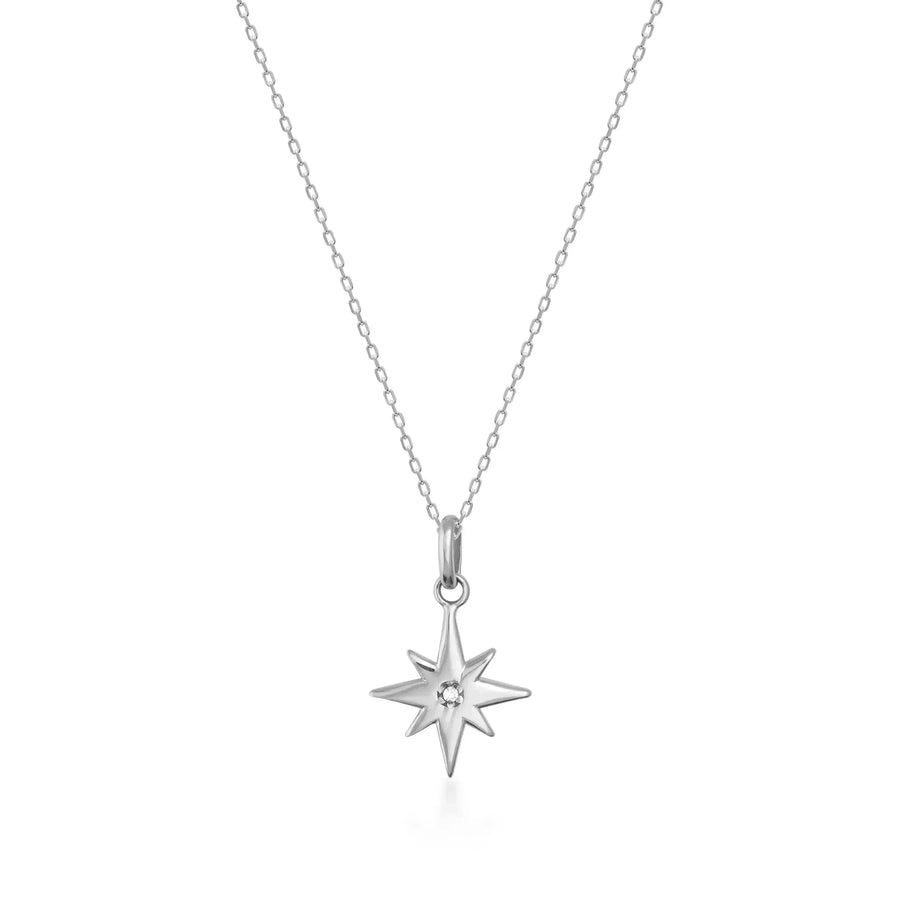 Collar con colgante de estrella polar con circonita central en oro blanco de 14 quilates sobre fondo blanco