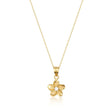 Collier pendentif fleur de frangipanier en or jaune 14 carats sur fond blanc, vue de face