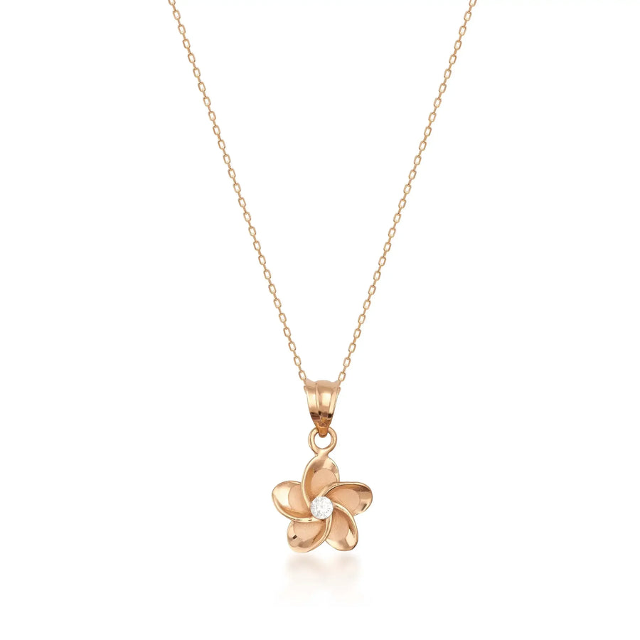 Collier pendentif fleur de frangipanier en or rose 14 carats sur fond blanc