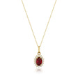 Collier pendentif halo rubis de synthèse en or jaune 14 carats sur fond blanc