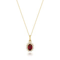 Collier pendentif halo rubis de synthèse en or jaune 14 carats sur fond blanc