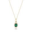Collana con ciondolo halo in oro giallo 14kt con smeraldo creato in laboratorio su sfondo bianco
