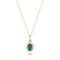 Collier pendentif halo émeraude de synthèse en or jaune 14 carats sur fond blanc