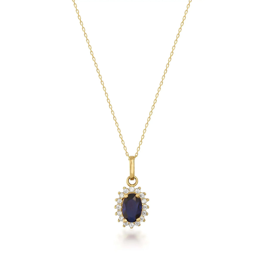 Collana con ciondolo halo in oro giallo 14kt con zaffiro creato in laboratorio su sfondo bianco