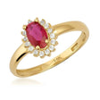 Bague pierre de naissance halo rubis de synthèse en or jaune 14 carats avec accents d'oxyde de zirconium, vue en biais sur fond blanc