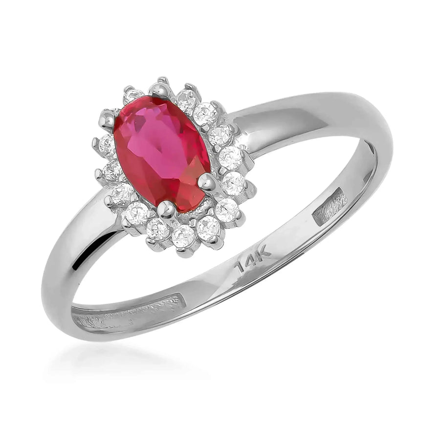 Bague pierre de naissance halo rubis de synthèse en or blanc 14 carats avec accents d'oxyde de zirconium, vue en biais sur fond blanc